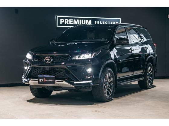 TOYOTA HILUX SW4 2.8 D-4D TURBO DIESEL DIAMOND 7L 4X4 AUTOMÁTICO